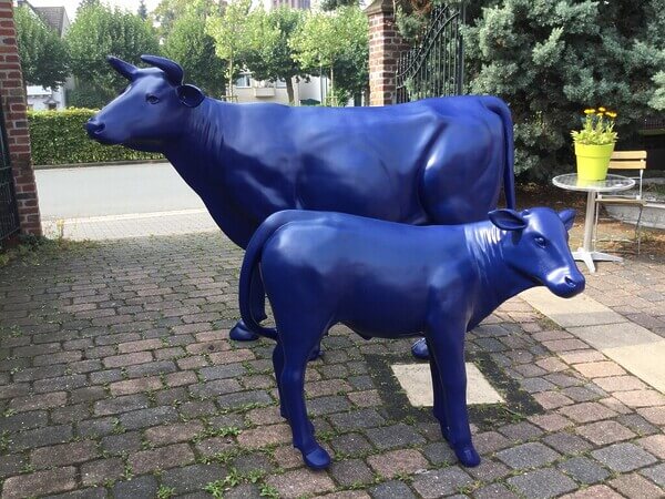 Blaue Deko Kuh und blaues Klb