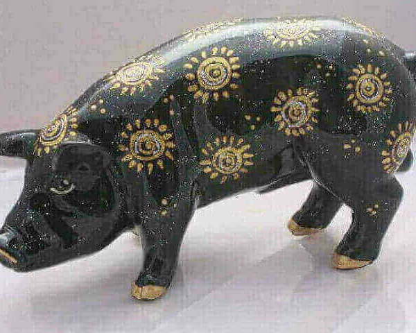 Deko Schwein mit goldenen Ornamenten