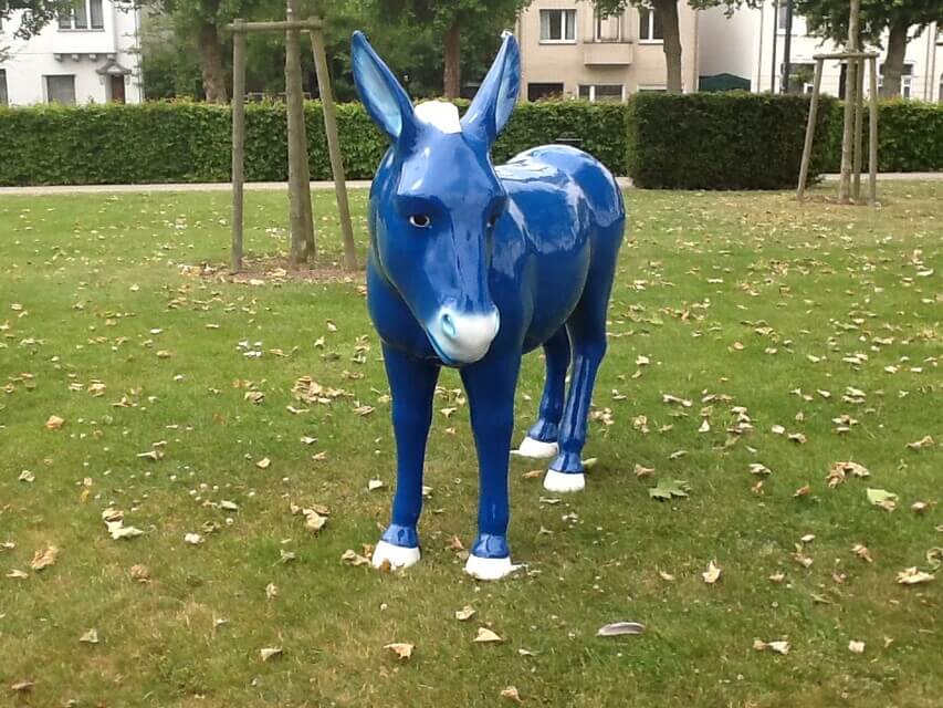 Lebensgroße Deko Esel in blau