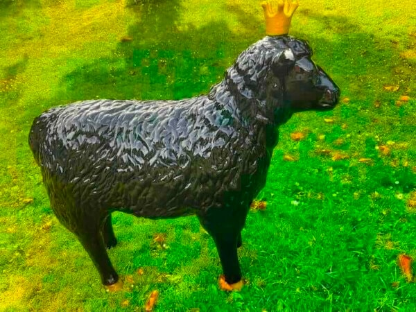 Deko Schaf gerade aus schauend mit Krone