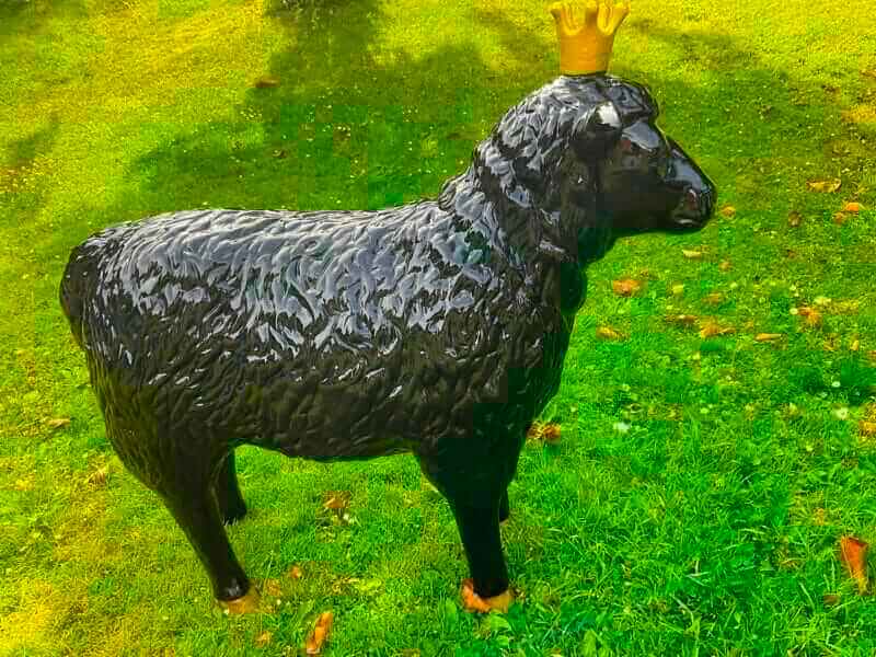 Deko Schaf gerade aus schauend mit Krone