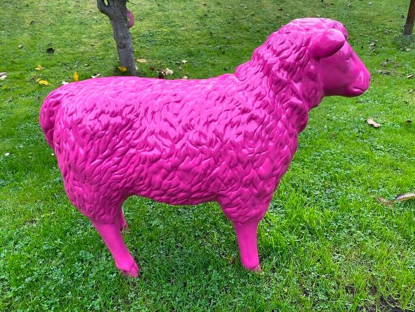 Dekorations Schaf für den Garten in Pink