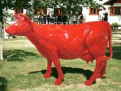 Rote GFK Deko Kuh lebensgroß