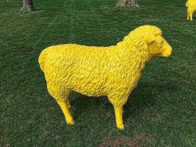 Deko Schaf gerade aus schauend