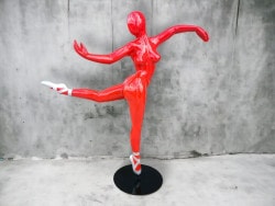 Skulptur-Taenzerin-rot