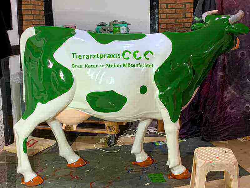 Tierarzt Praxis Lebensgrosse Kuh mit Logo