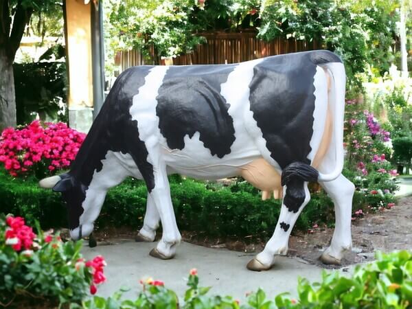 Grasende lebensgroße Kuh für den Garten