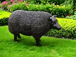Schwarzes molliges Deko Schaf für den Garten