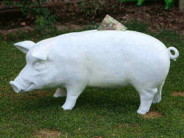 Riesiges Sparschwein mit Briefumschlagschlitz