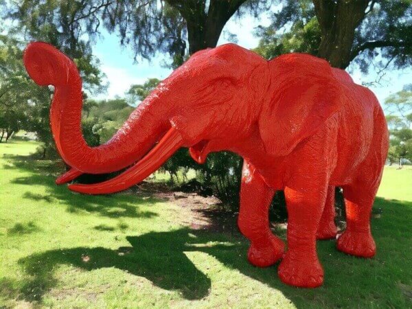 Lebensgroßer Deko Elefant in der Farbe rot