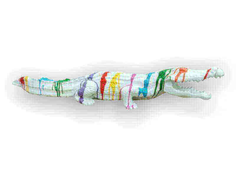 Weisses Deko Krokodil mit bunt herunterlaufenden Farben.
