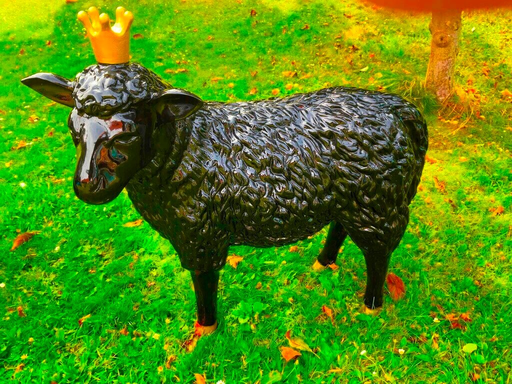 Schaf mit Krone als Himmelsbote
