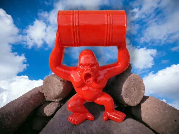 Deko Gorilla mit Tonne in rot