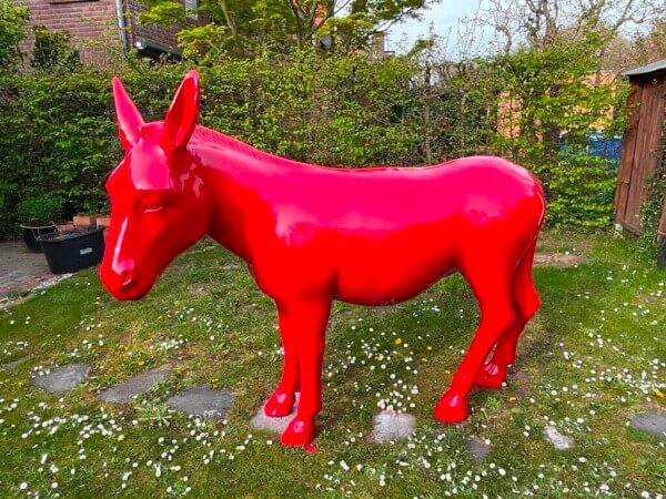 Lebensgroßer Deko Esel in der Farbe rot glänzend