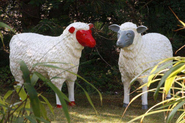 Deko Schafe kunterbund mit roten und grauen Gesicht