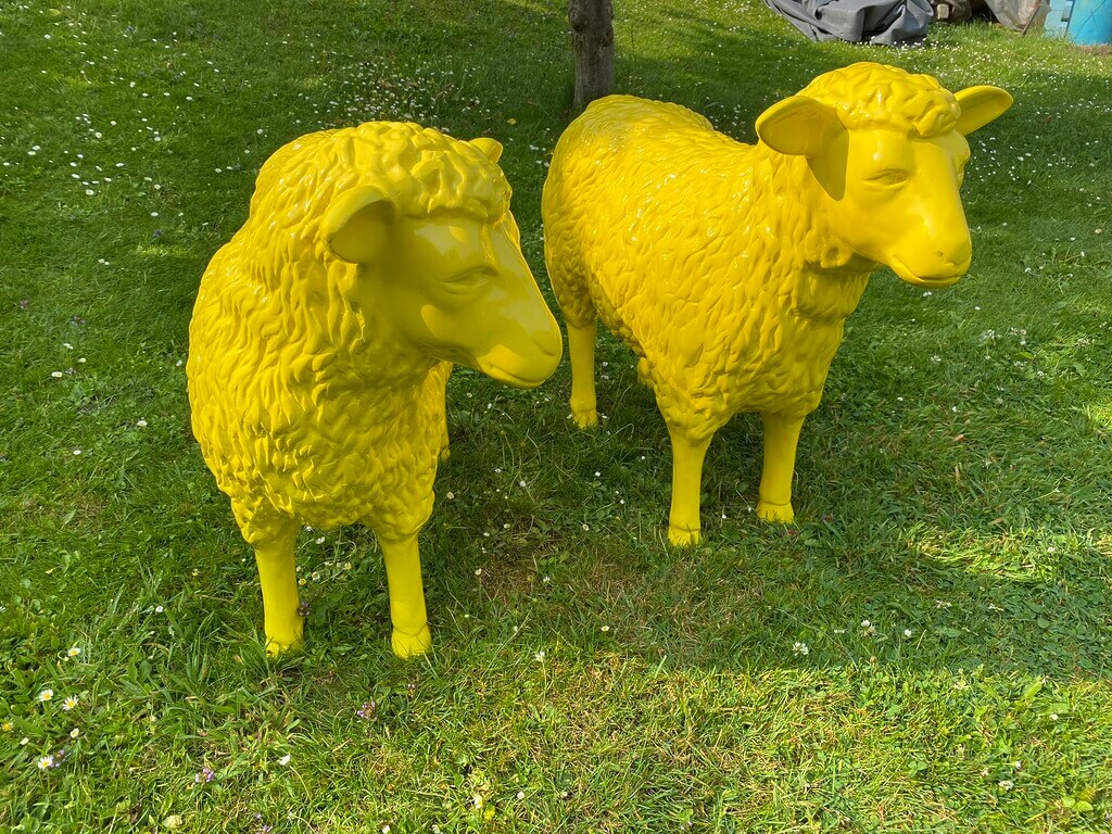 Zwei Deko Kunst Schafe