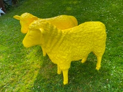 Zwei Deko Kunst Schaf Gelb