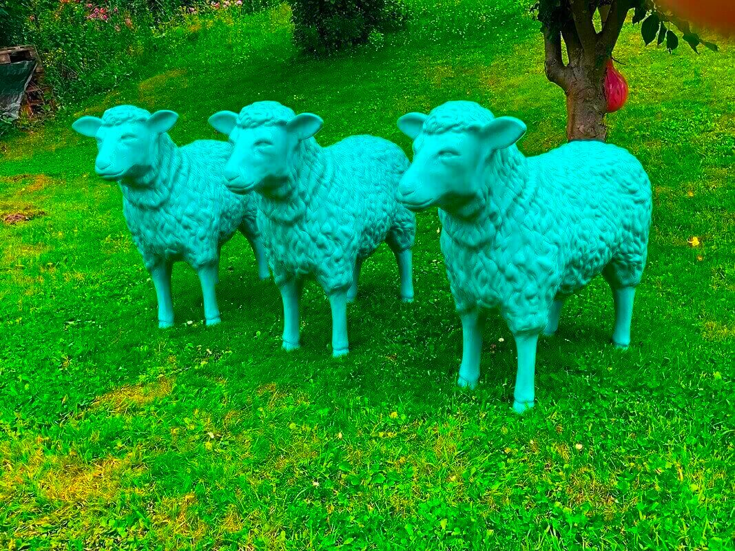 Drei Deko Kunst Schafe in Petrol
