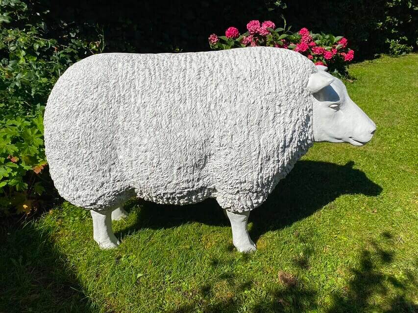 Lebensgroßes Deko Schaf pummelig