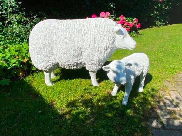 Pummeliges lebensgroßes Deko Schaf mit Lamm