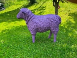 Deko Schaf in der Farbe Blaulila