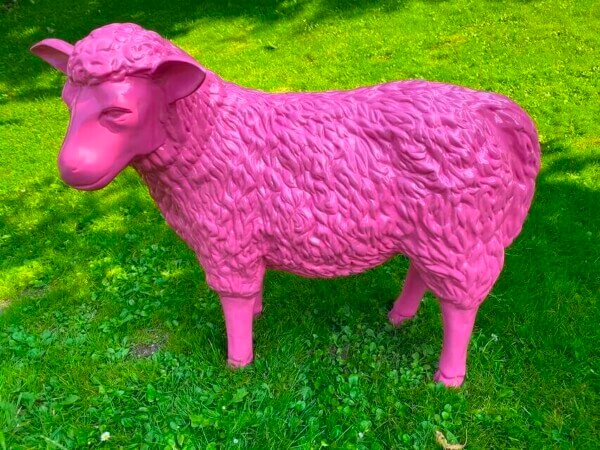 Kunst Schaf aus Kuntharz in der Farbe Erikaviolet