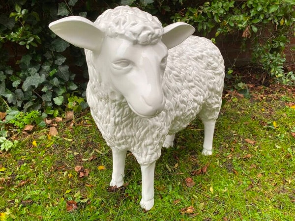 Weißes Deko Kunst Schaf