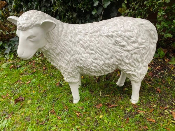 Weißes Dek Kunst Schaf