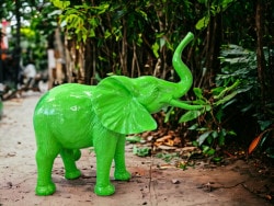 Deko Elefant mit Stoßzähne in der Farbe grün