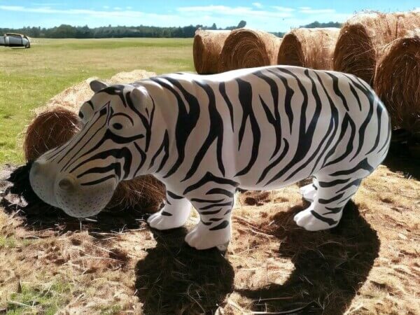 Lebensgroßes Deko Nilpferd im Zebra Design