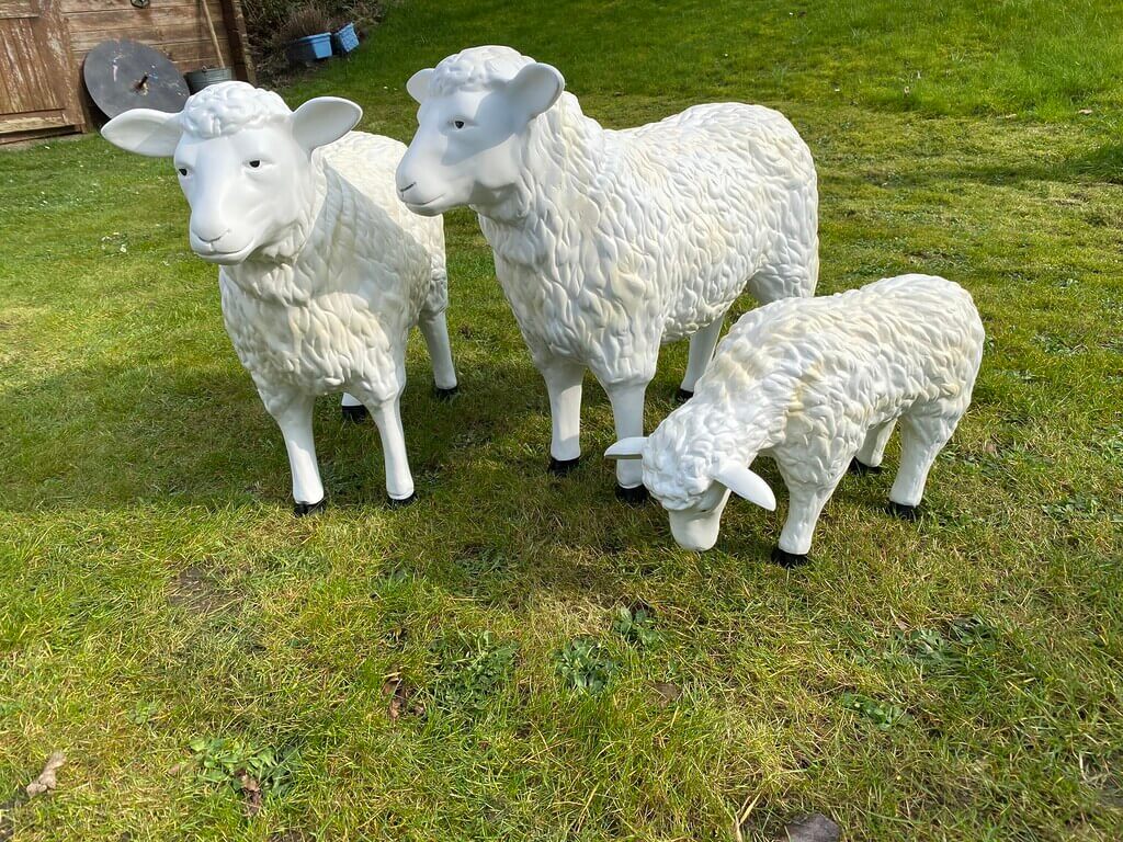 Zwei Deko Schafe und ein Lamm natürlich